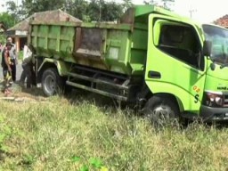 Tergelincir, Truck Bermuatan Batu Terguling Hingga Tewaskan Kernetnya